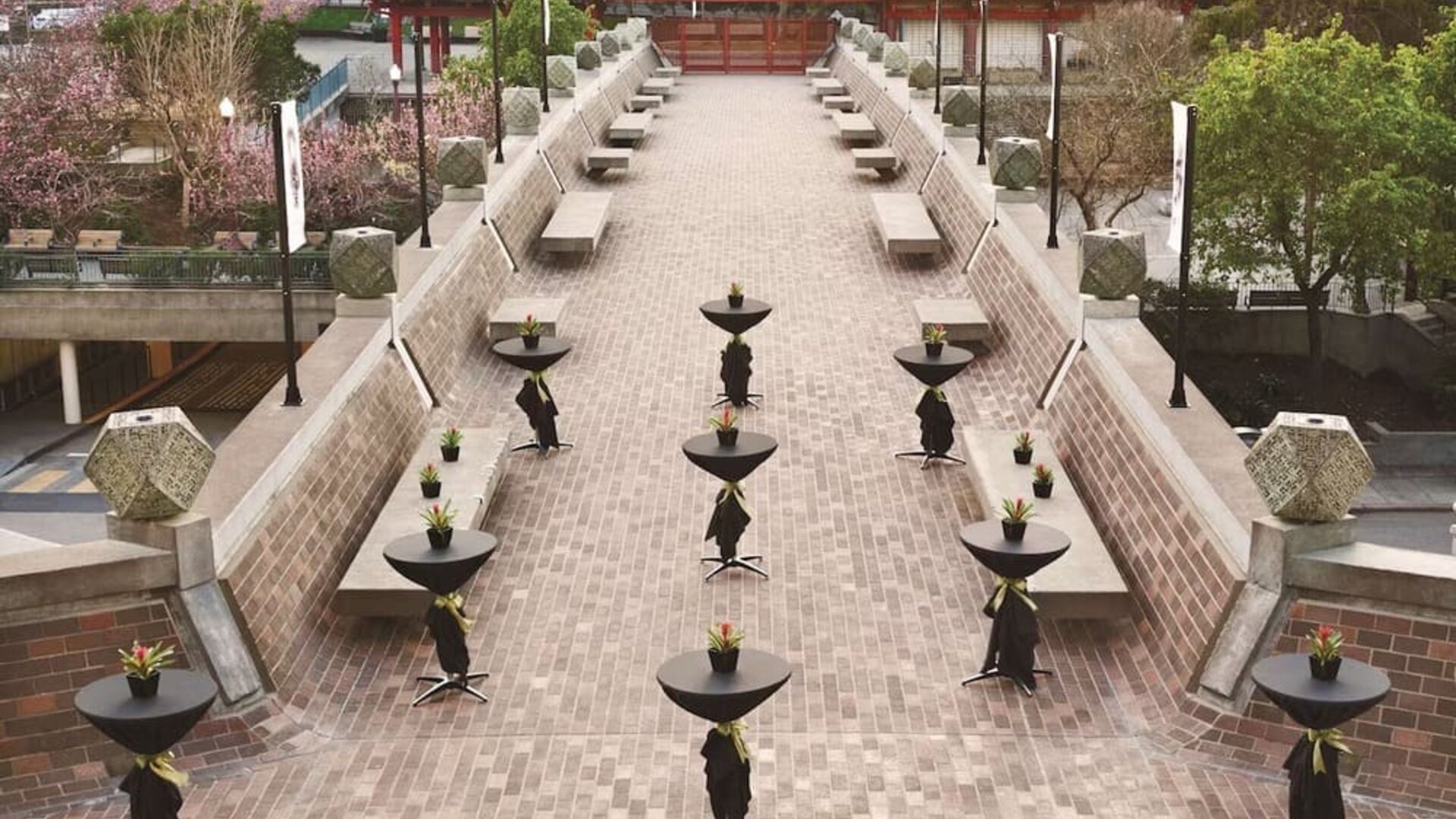 Outdoor seats at Hilton San Francisco Financial District.