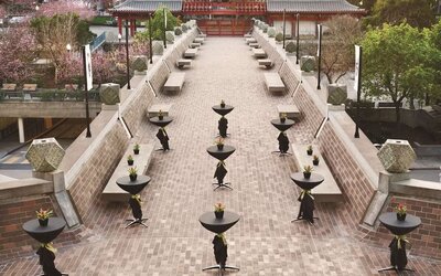 Outdoor seats at Hilton San Francisco Financial District.
