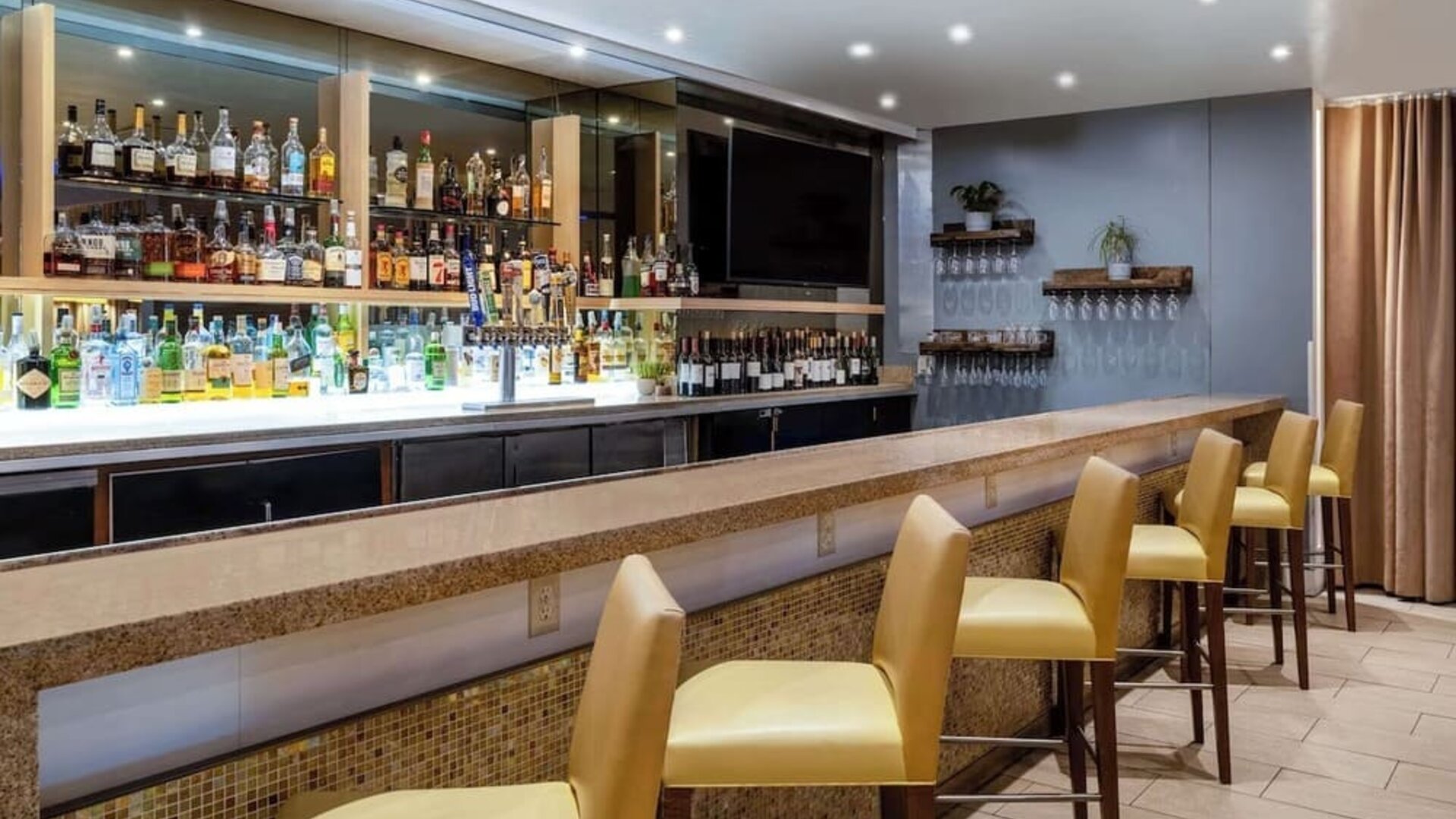 Hotel bar at Hilton San Francisco Financial District.