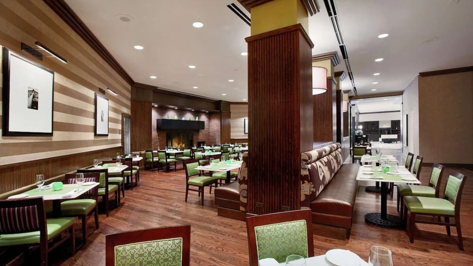 Dining area perfect for coworking at Hilton Rosemont/Chicago O'Hare.