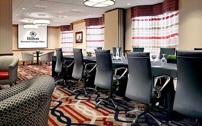 Professional meeting room at Hilton Rosemont/Chicago O'Hare.