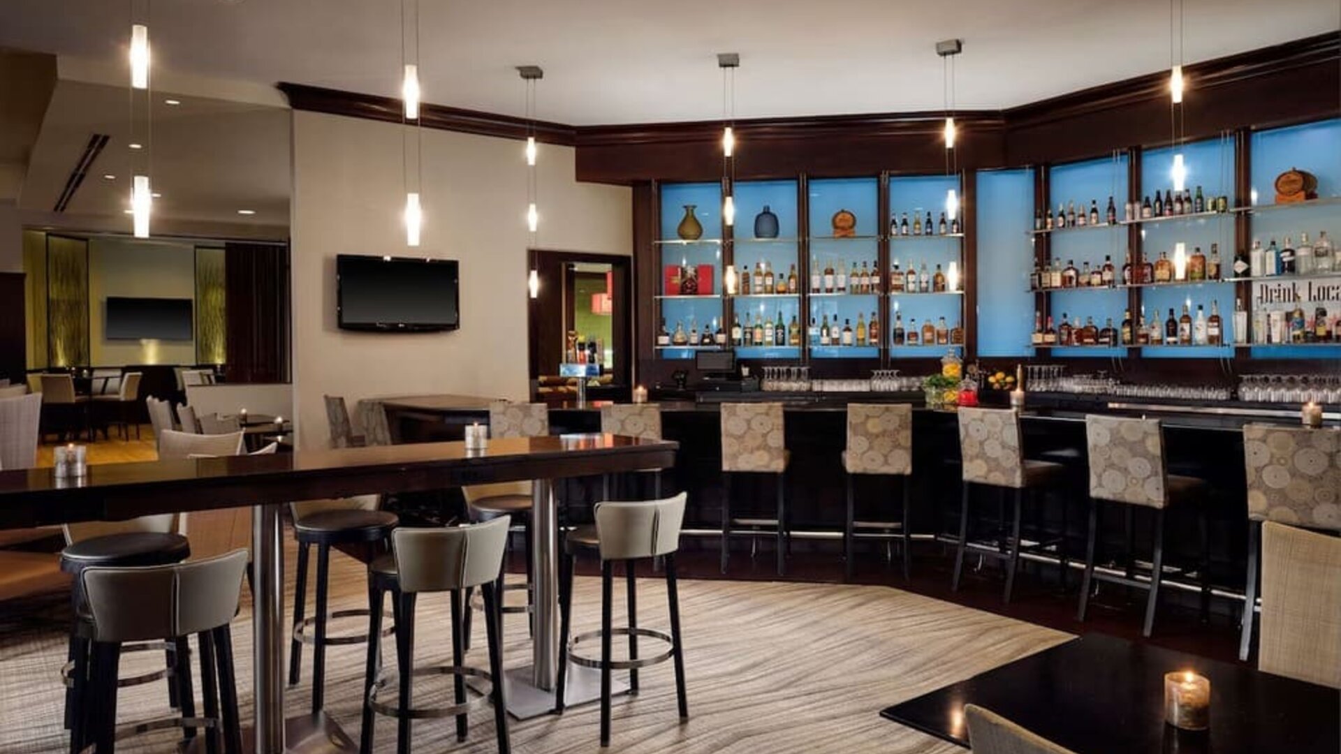 Hotel bar at Hilton Rosemont/Chicago O'Hare.