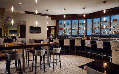Hotel bar at Hilton Rosemont/Chicago O'Hare.