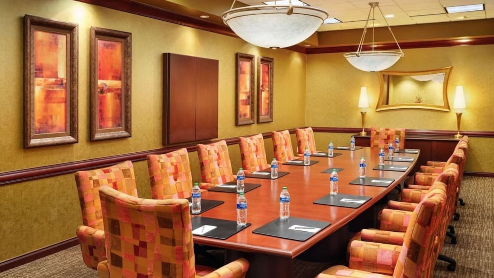 Meeting room at Embassy Suites By Hilton Hampton Convention Center.