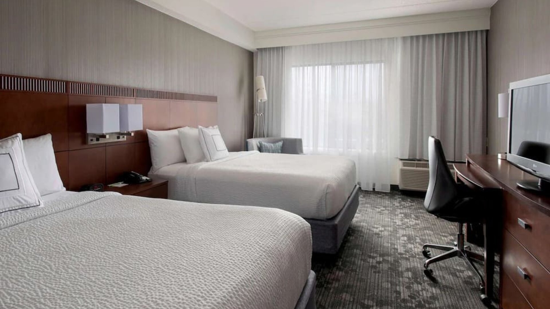 Day use twin room with workdesk and private bathroom at Sonesta Select Boston Milford.