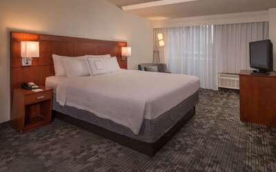 King bed at Sonesta Select Arlington Rosslyn.