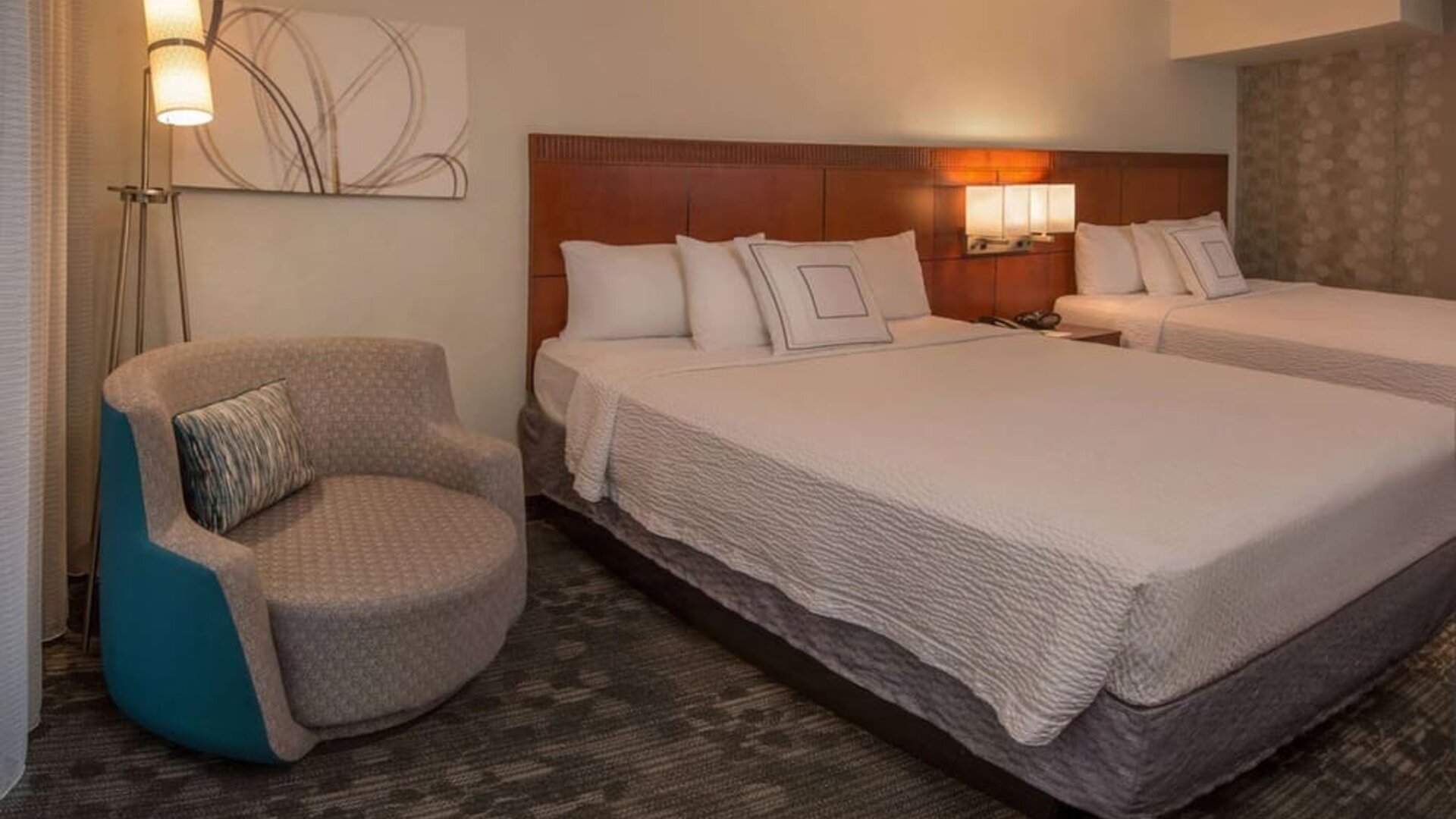 Day use twin room at Sonesta Select Arlington Rosslyn.