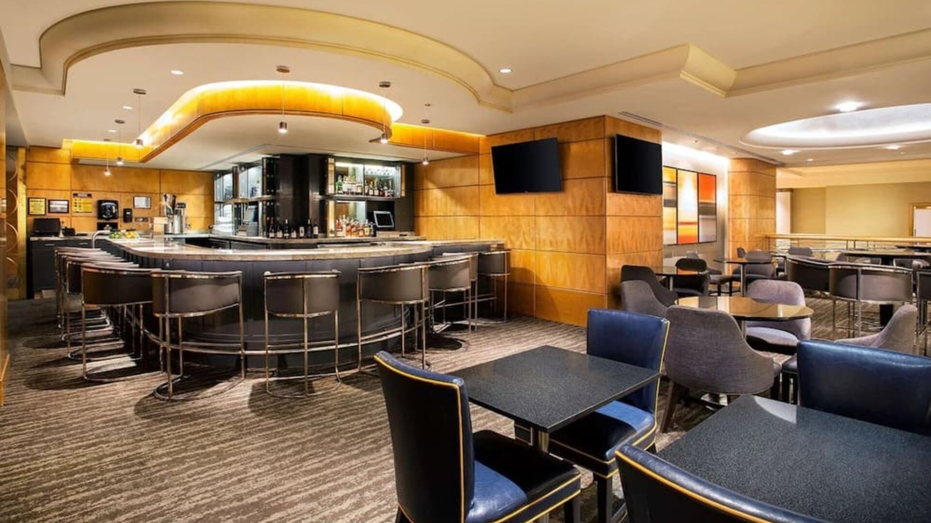 Dining area perfect for coworking at New York Hilton Midtown.