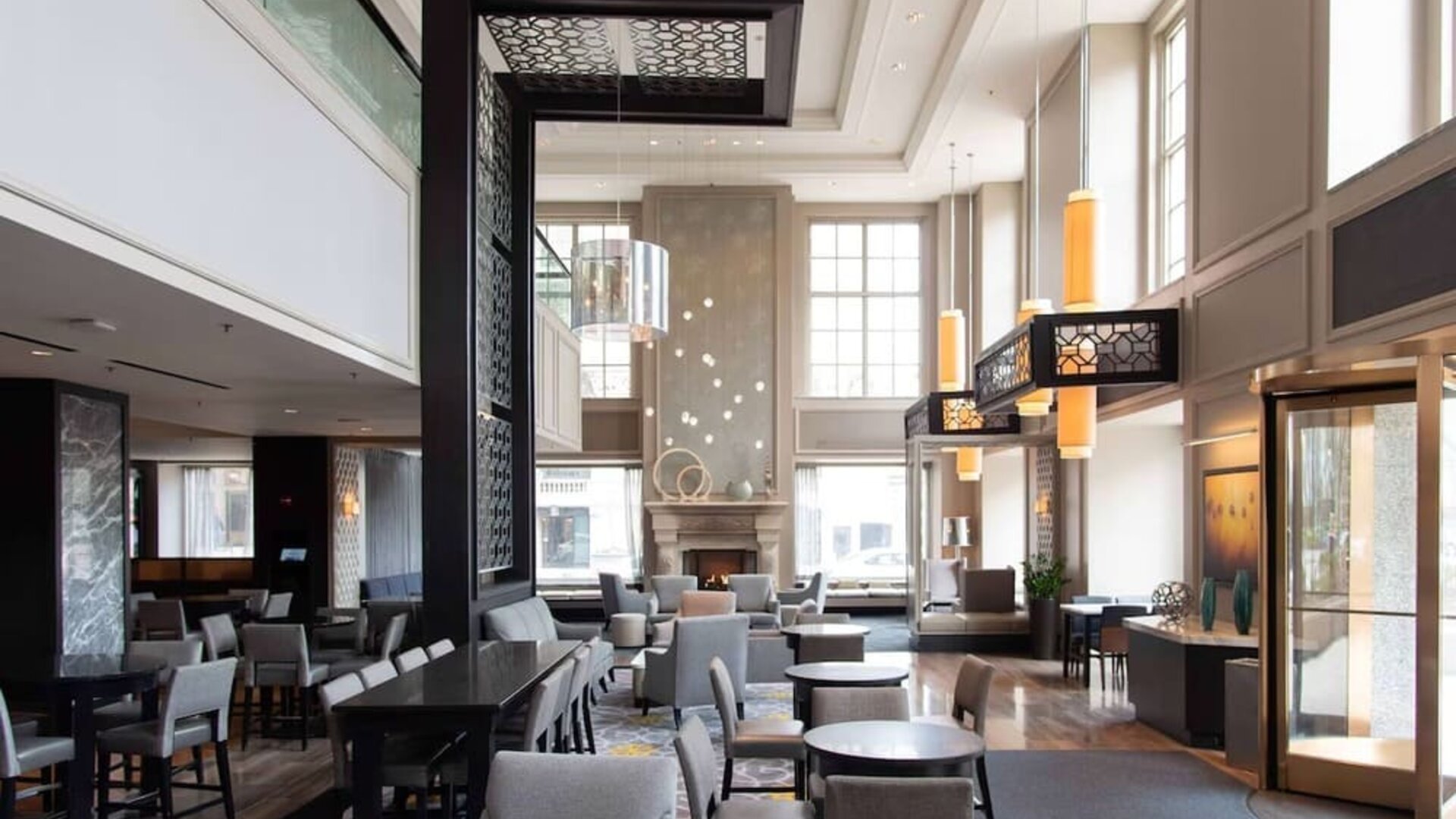 Hotel bar and lounge area perfect for coworking at Hilton Chicago.