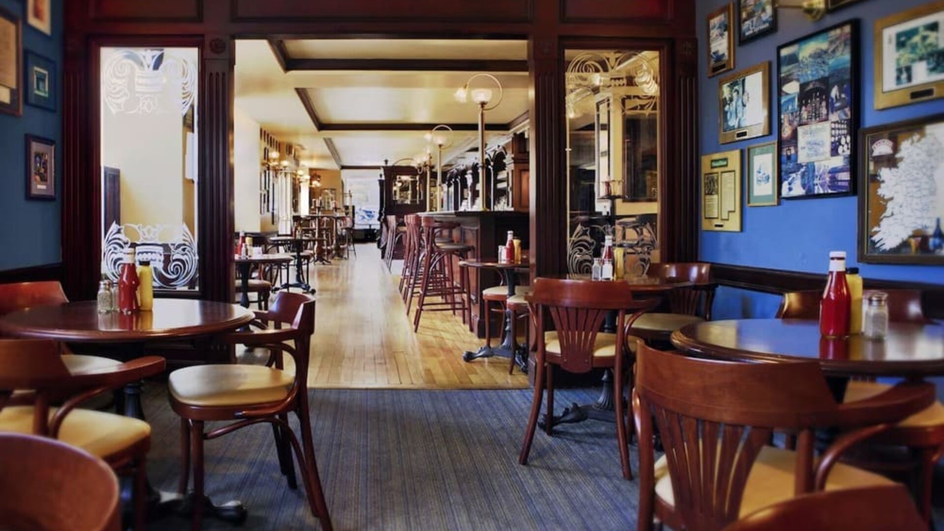 Dining area perfect for coworking at Hilton Chicago.