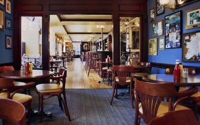 Dining area perfect for coworking at Hilton Chicago.