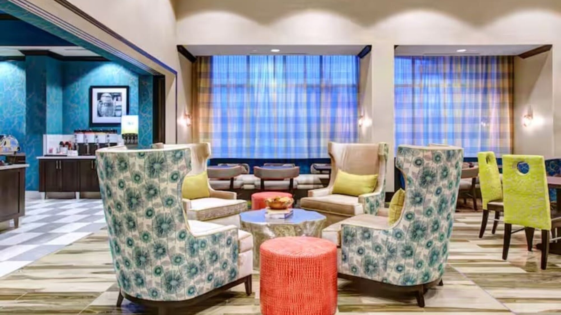 Lobby and coworking lounge at Hampton Inn & Suites By Hilton Atlanta Perimeter Dunwoody.