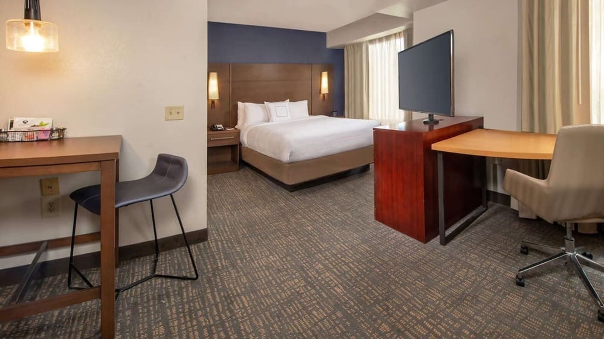 Day use room with work desk and workspace at Sonesta ES Suites Baltimore BWI Airport.