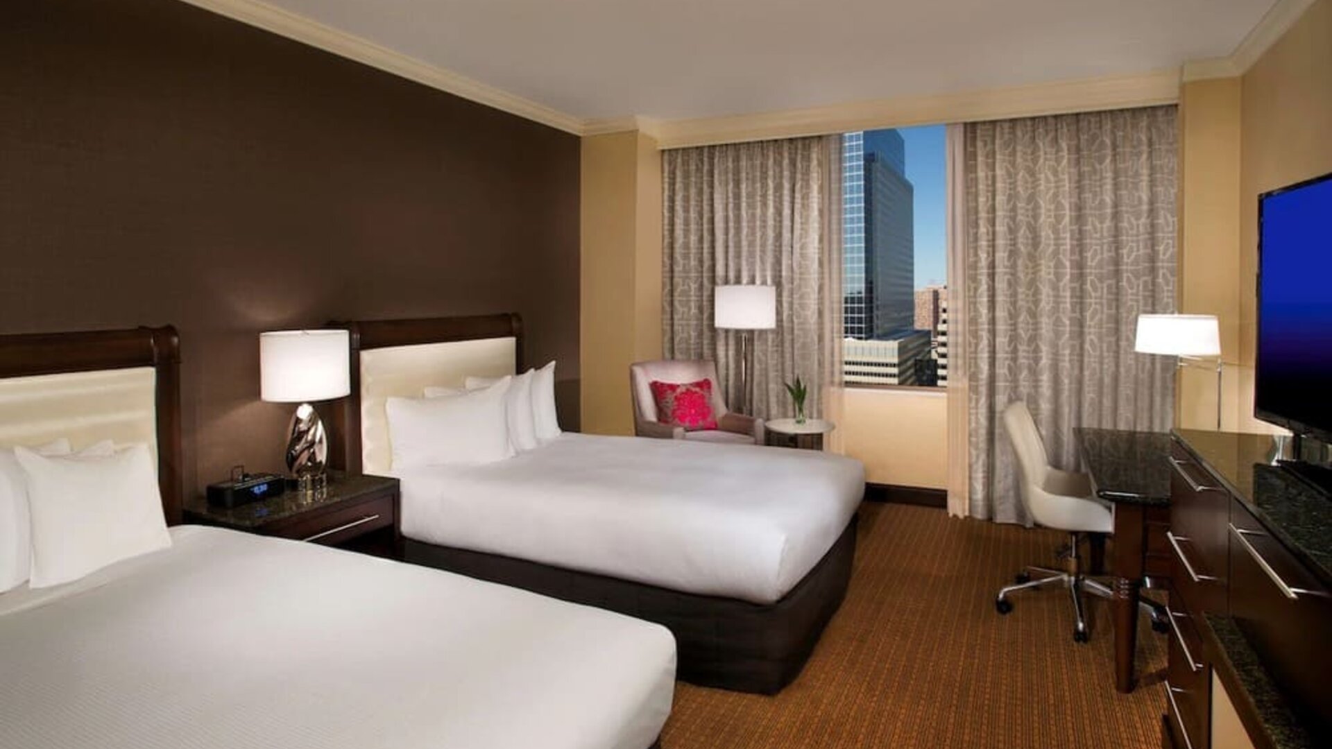 Day use twin room with workdesk at Hilton Minneapolis.