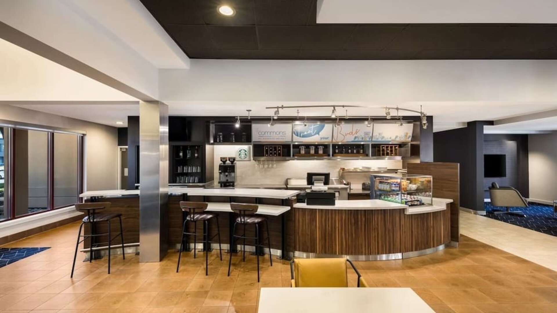 Dining area at Sonesta Select San Jose Airport.