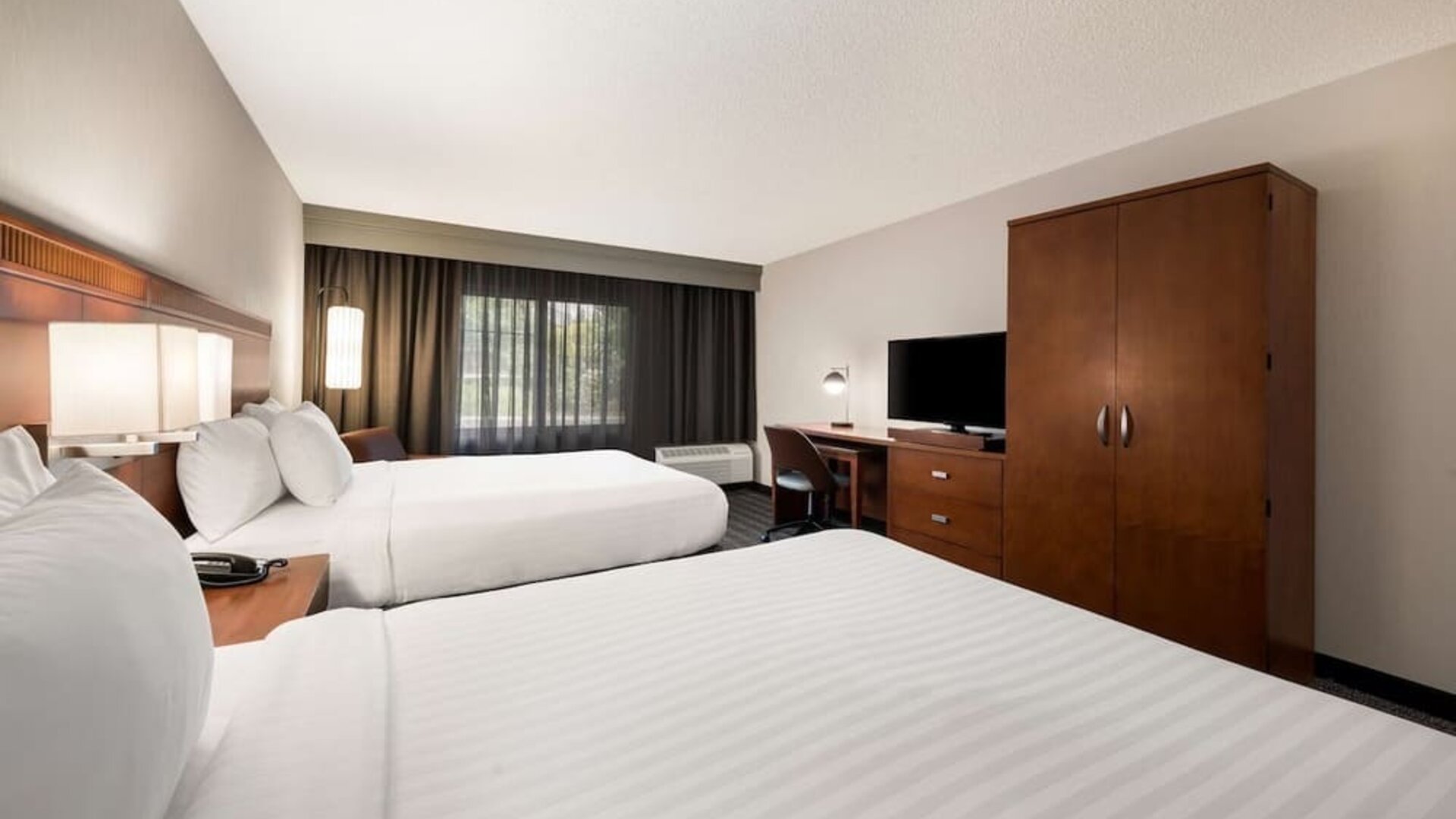 Day use twin room with work desk, TV screen and private bathroom at Sonesta Select San Jose Airport.