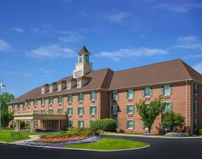 Hotel exterior and parking area at Sonesta Select Boston Lowell Chelmsford.