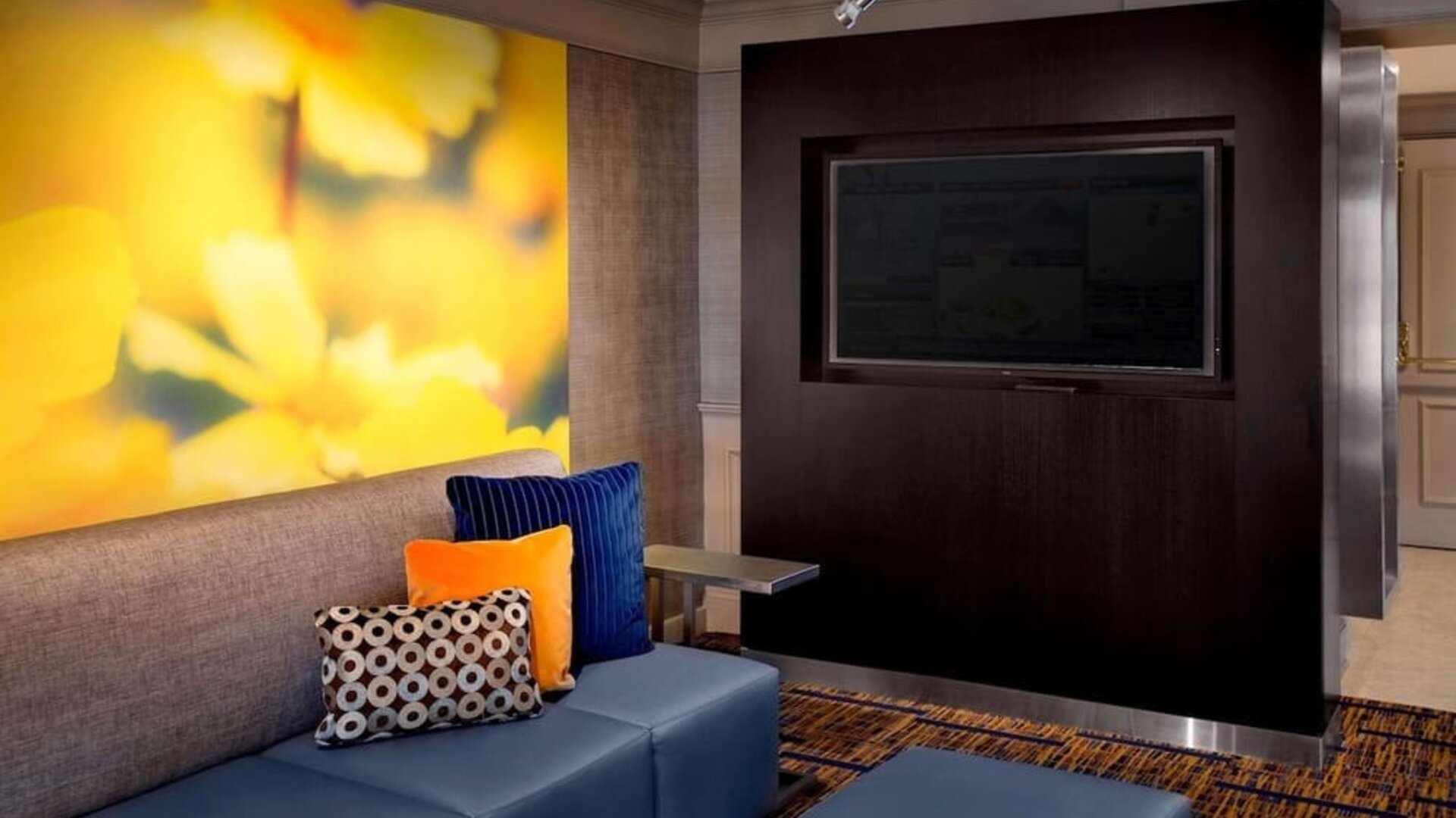 Comfortable lounge seating and workplace at Sonesta Select Boston Danvers's lobby. 