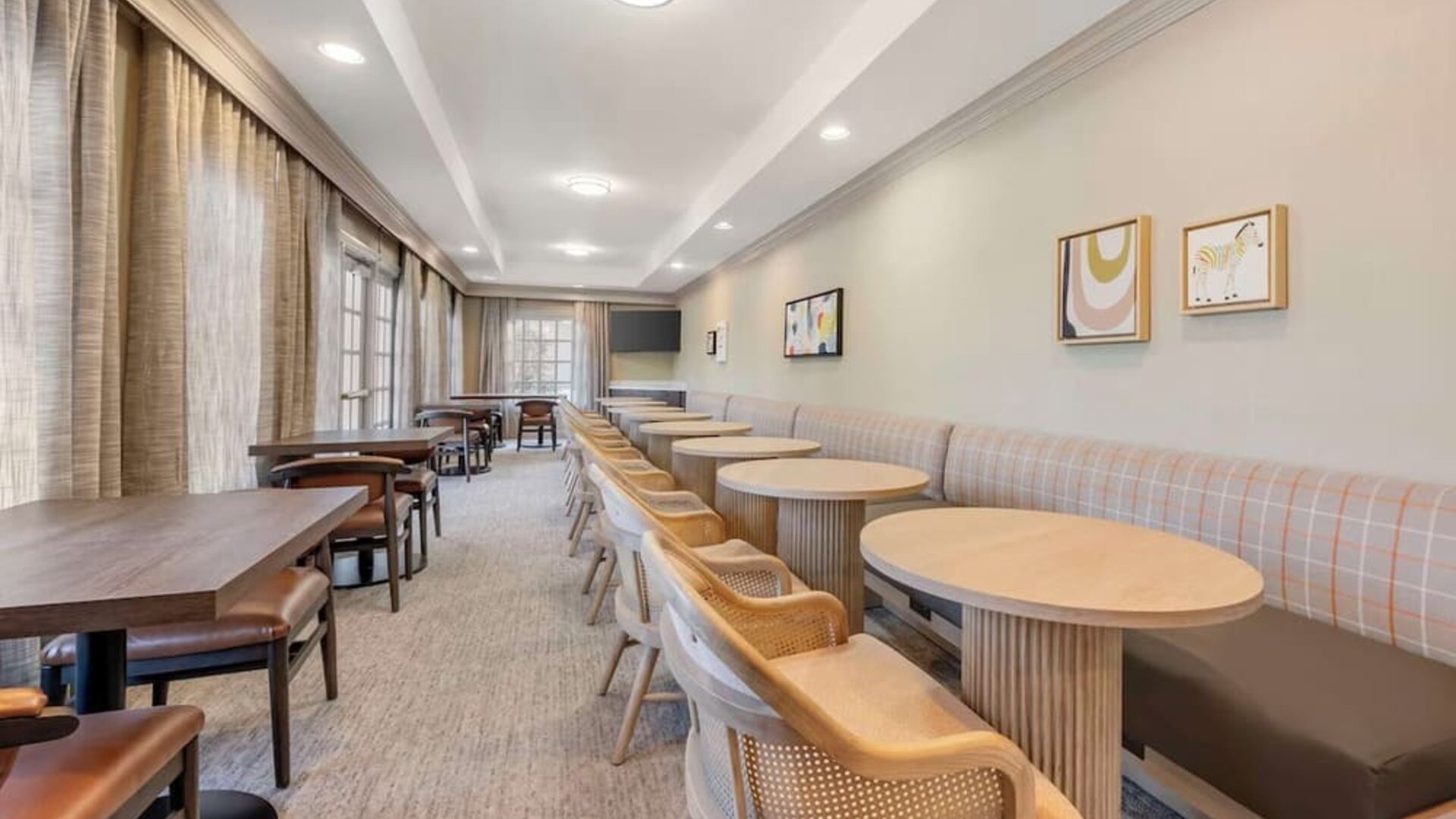 Dining area with comfortable seating, perfect for coworking at Sonesta ES Suites Dulles Airport.