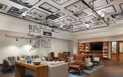 Dining area perfect for coworking at The Westin Arlington Gateway.