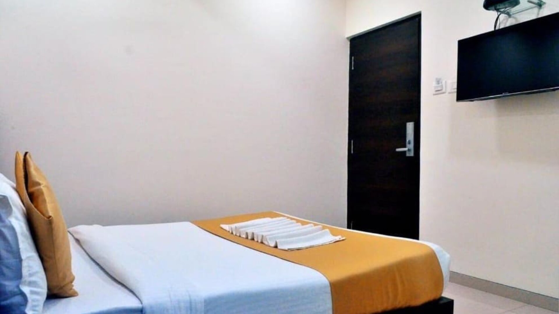 King room with TV and AC at THE BEST HOTEL MUMBAI.