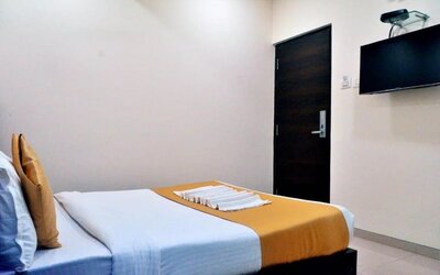 King room with TV and AC at THE BEST HOTEL MUMBAI.