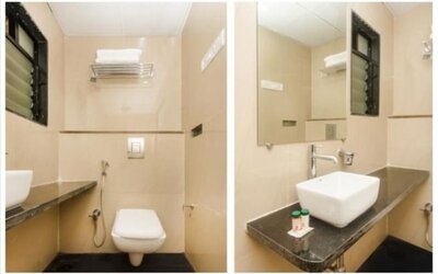 Guest bathroom with shower at THE BEST HOTEL MUMBAI.