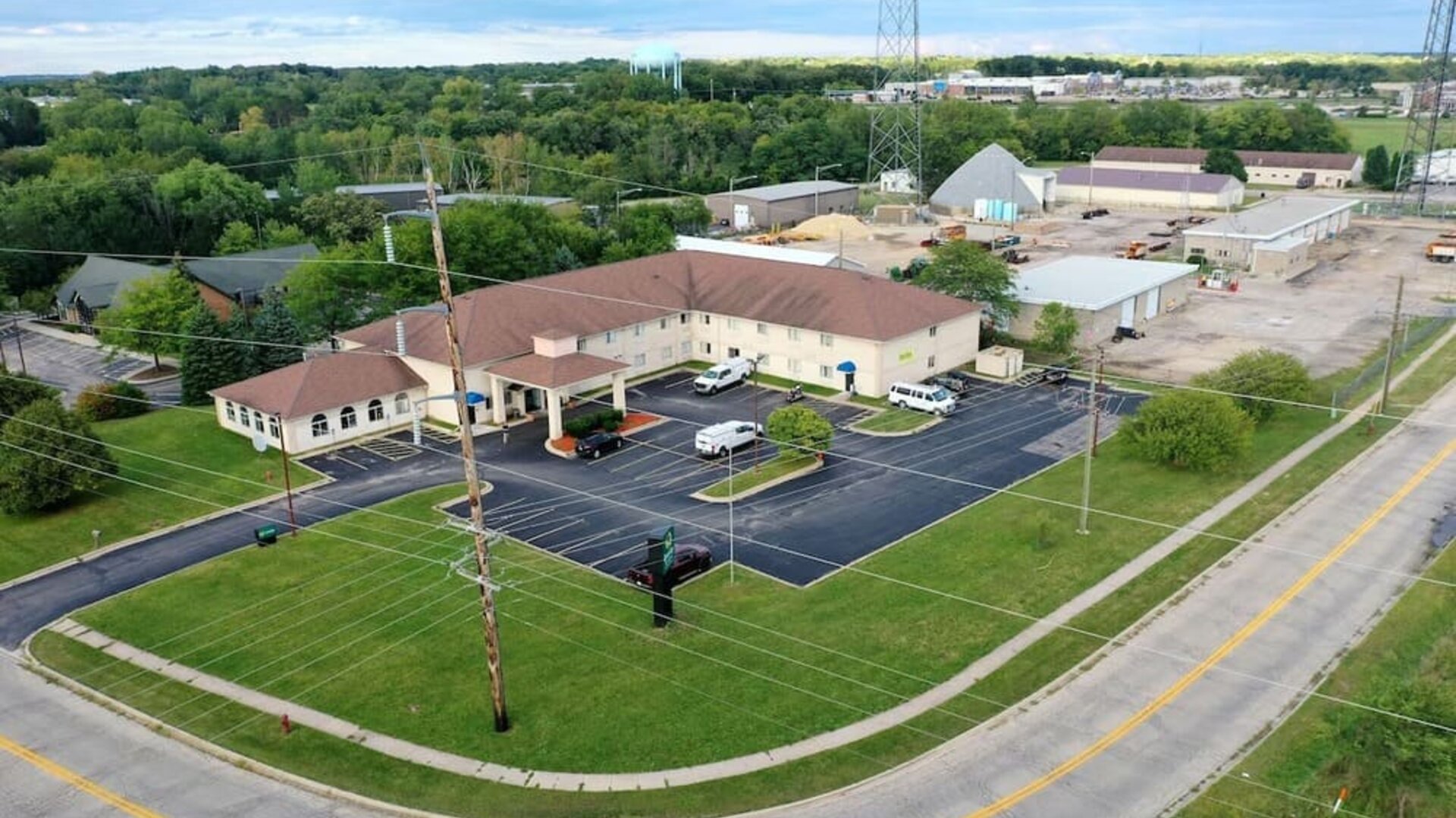 Hotel exterior at Quality Inn & Suites Woodstock Near Lake Geneva.