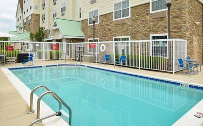 Outdoor seasonal pool at Towneplace Suites By Marriott Arundel Mills.