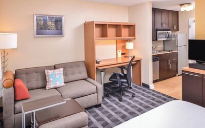 King room with lounge at Towneplace Suites By Marriott Arundel Mills.