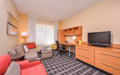 Lounge area and TV at Towneplace Suites By Marriott Arundel Mills.
