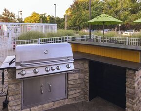 Barbeque area at Towneplace Suites By Marriott Arundel Mills.