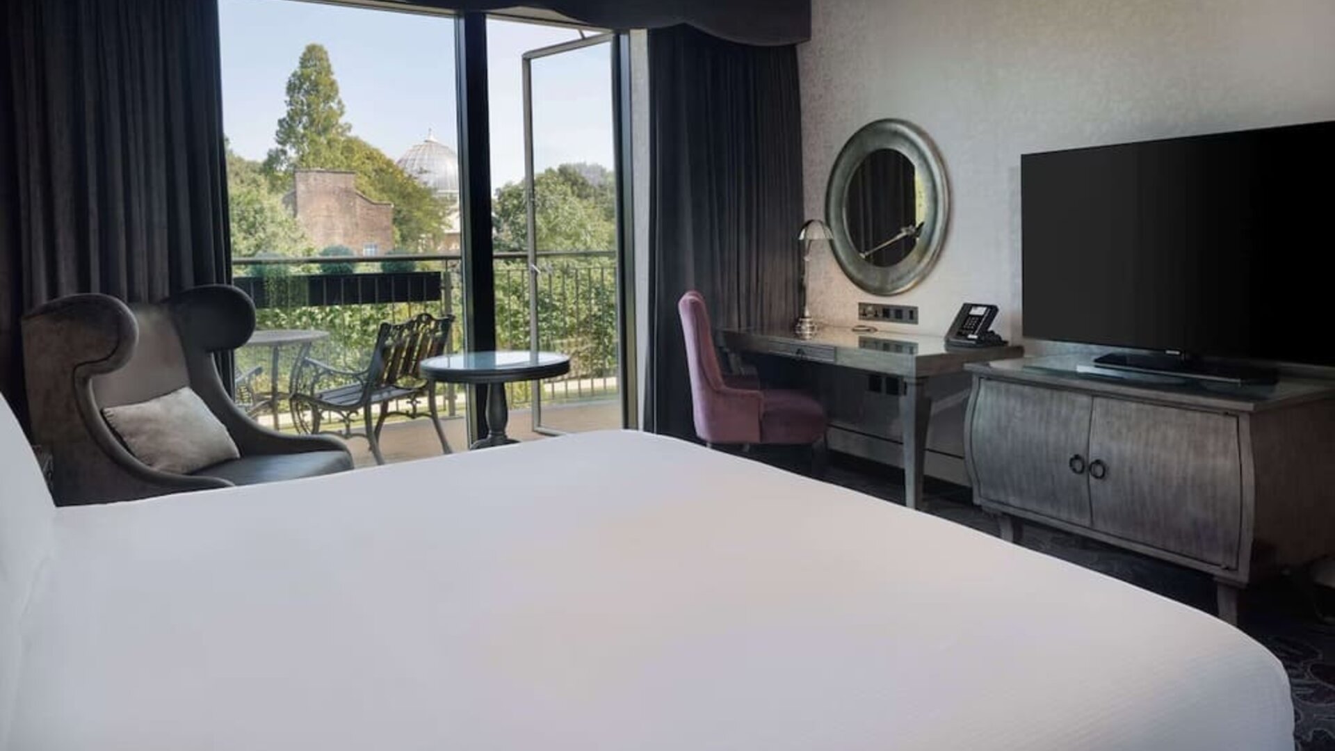 King room with natural light at Hilton London Syon Park.