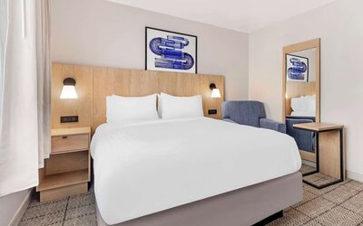 King bed at Sonesta Simply Suites Baltimore BWI Airport.