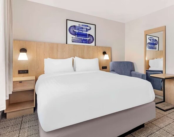 King bed at Sonesta Simply Suites Baltimore BWI Airport.