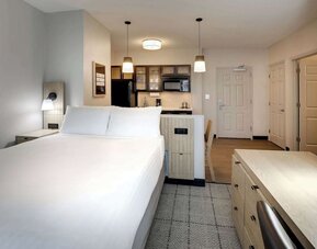 Day use suite with in room kitchen at Sonesta Simply Suites Baltimore BWI Airport.
