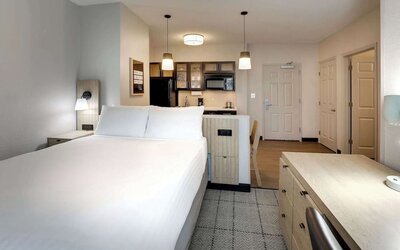 Day use suite with in room kitchen at Sonesta Simply Suites Baltimore BWI Airport.