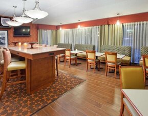 Dining area with comfortable seating, perfect for coworking at Hampton Inn Columbus-East.