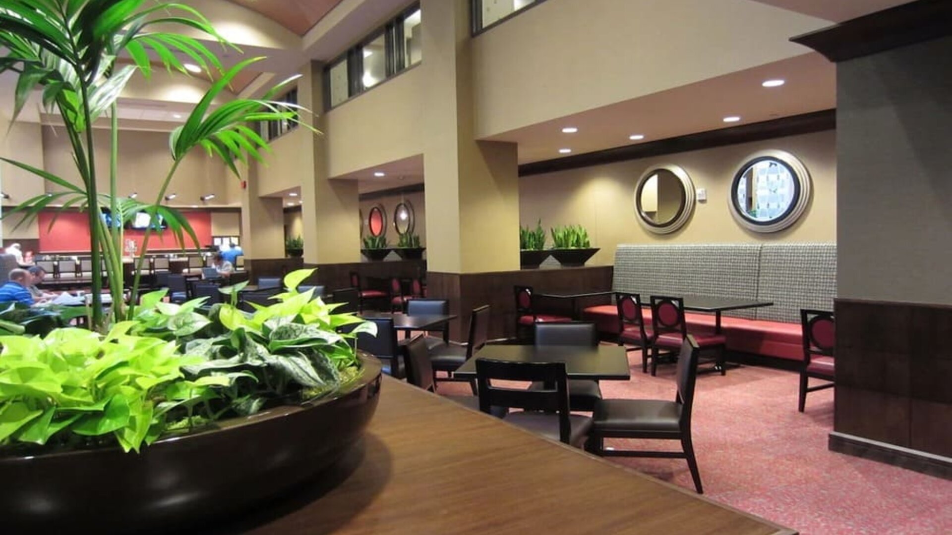 Dining area perfect for coworking at Embassy Suites By Hilton St. Louis Downtown.
