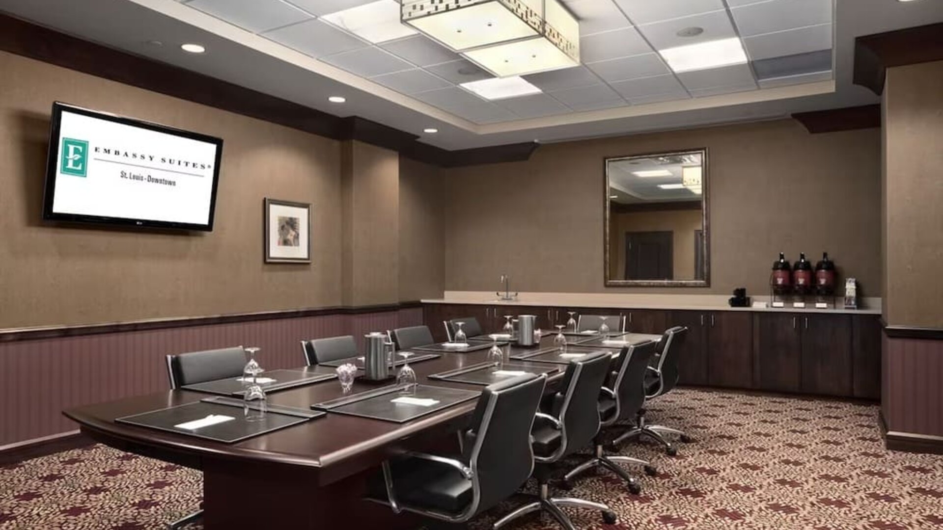 Meeting room at Embassy Suites By Hilton St. Louis Downtown.