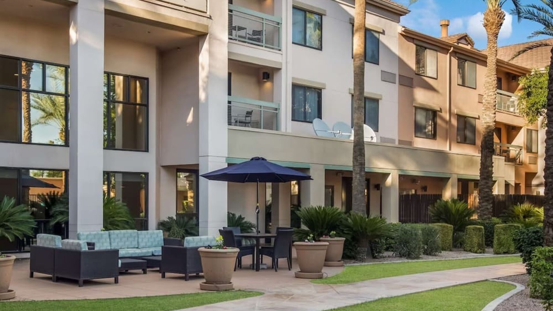 Relaxing outdoor atmosphere ideal for coworking at Sonesta Select Phoenix Chandler.