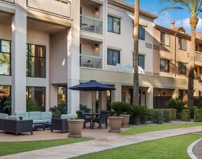 Relaxing outdoor atmosphere ideal for coworking at Sonesta Select Phoenix Chandler.
