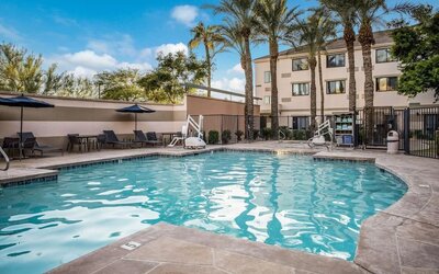 Stunning outdoor pool at Sonesta Select Phoenix Chandler.