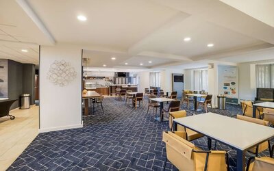 Dining area perfect for coworking at Sonesta Select Phoenix Chandler.