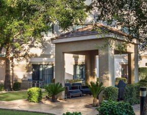 Relaxing outdoor atmosphere ideal for coworking at Sonesta Select Phoenix Chandler.