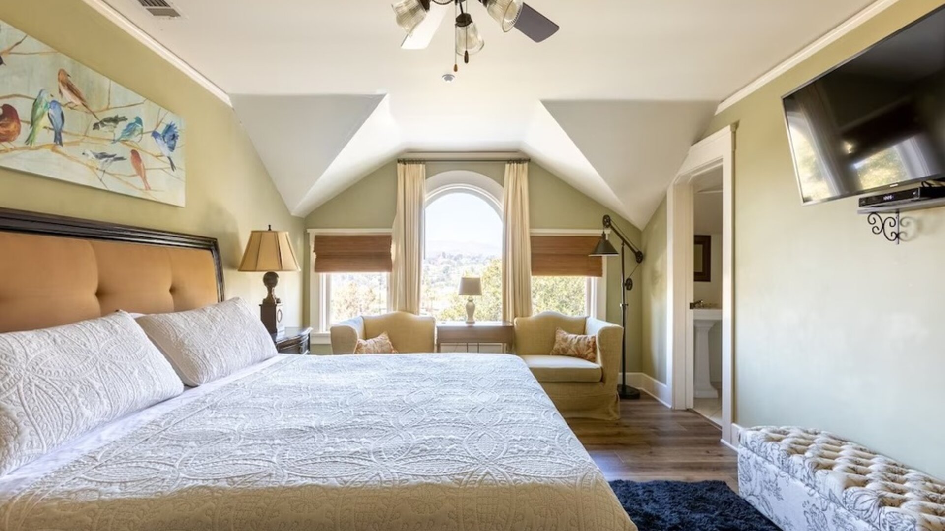 Day use room with natural light at Arroyo Vista Inn.