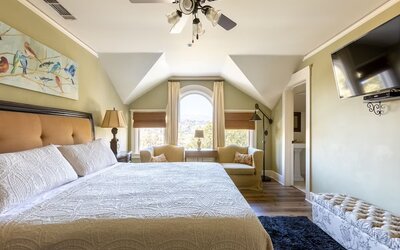 Day use room with natural light at Arroyo Vista Inn.