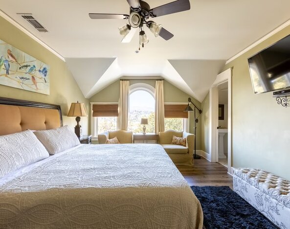 Day use room with natural light at Arroyo Vista Inn.