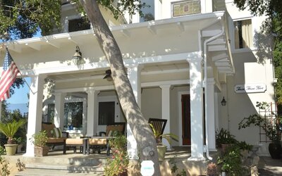 Patio with comfortable seats at Arroyo Vista Inn.