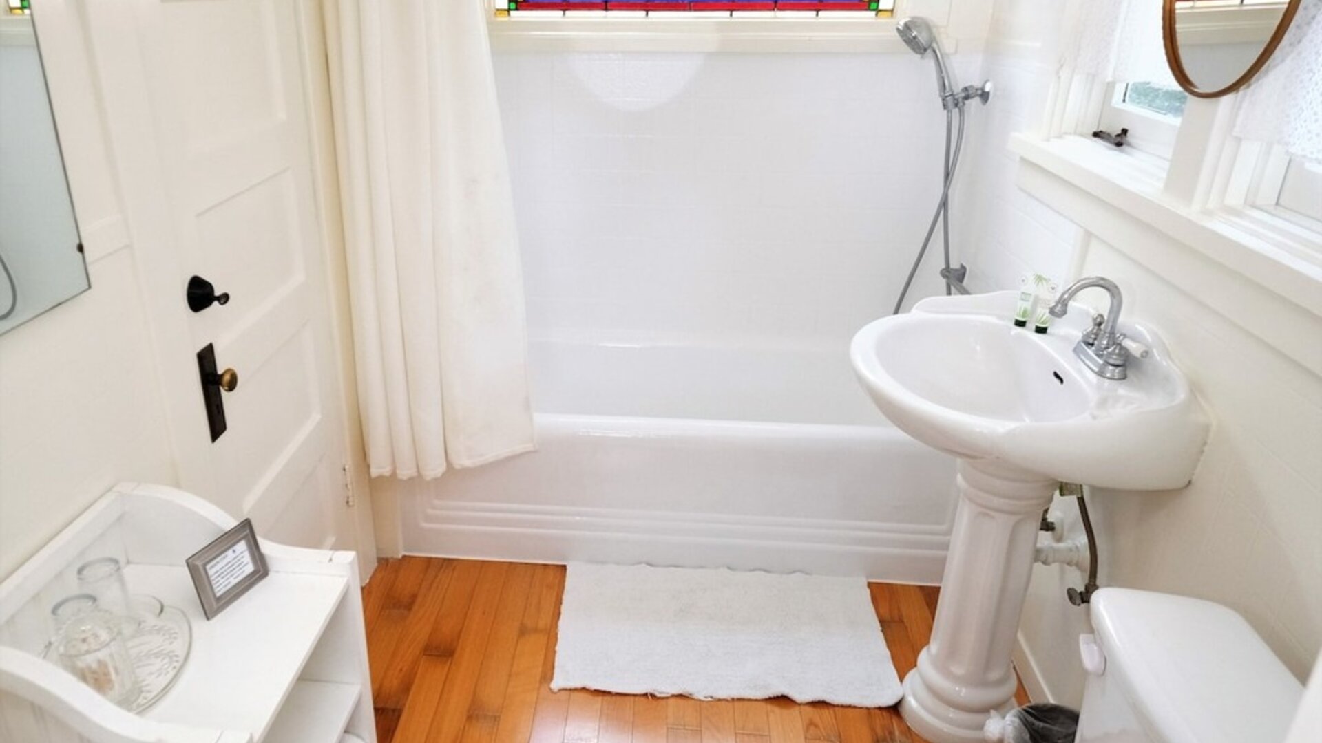 Guest bathroom with shower and tub at Arroyo Vista Inn.